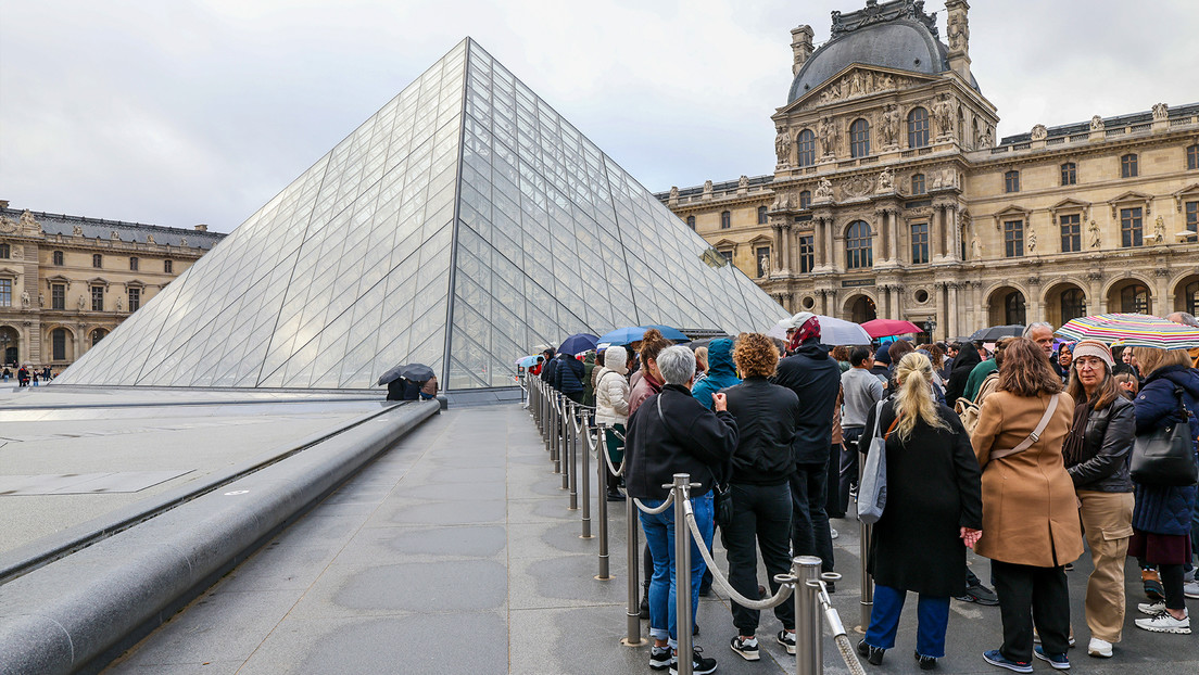 "Imagen deplorable de Francia": ministro comenta el "increíble" robo del Louvre, que permanece cerrado