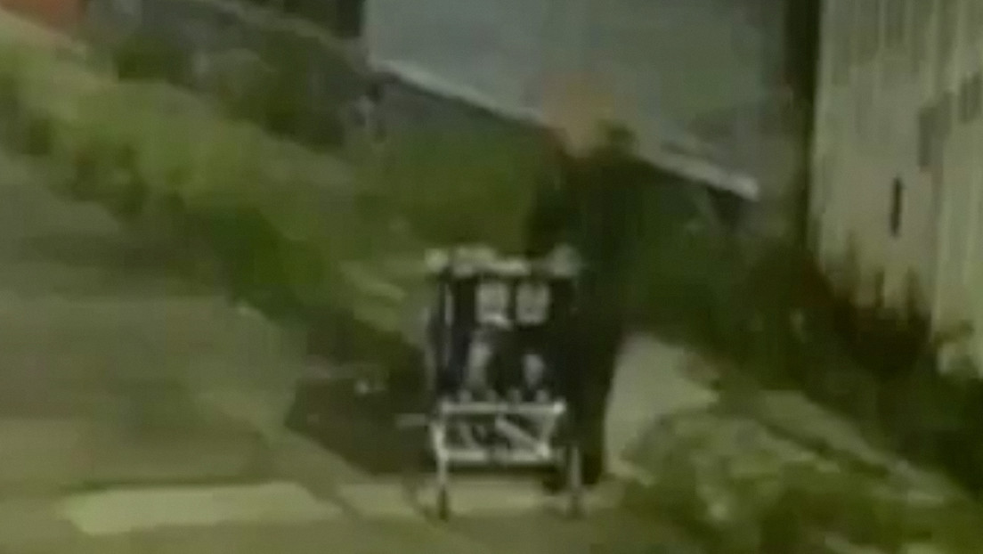 VIDEO: Abandonan el cadáver de una mujer en un carrito de supermercado en México