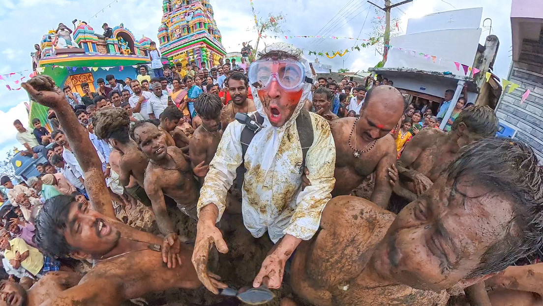 VIDEO: Multitud se lanza excremento de vaca en una fiesta india