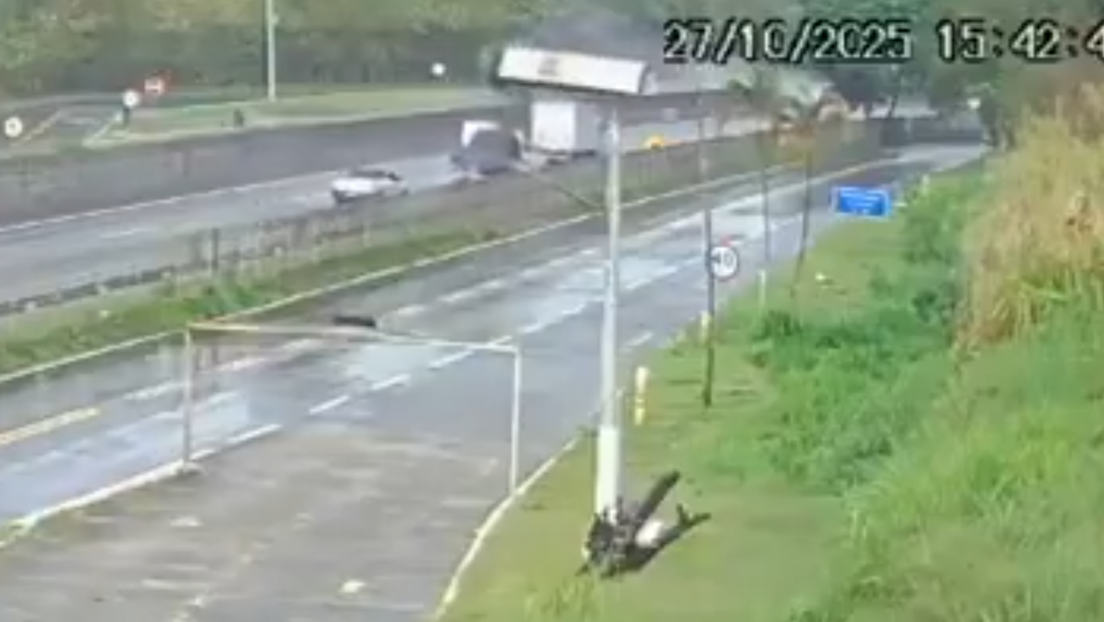 VIDEO: Vuelca un bus con hinchas brasileños que viajaban a Argentina