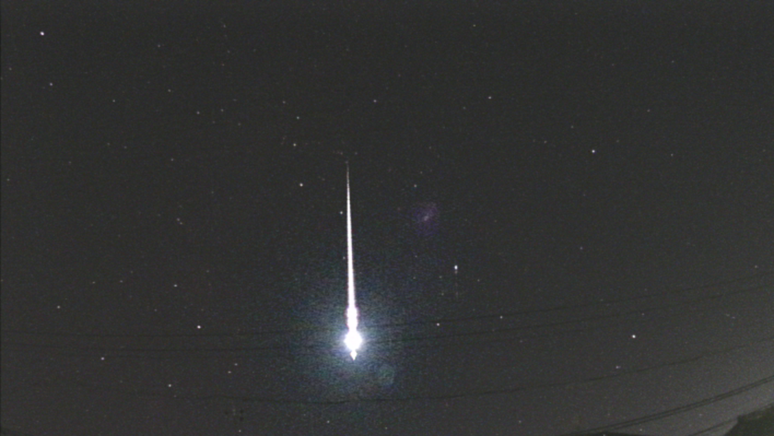 VIDEO HIPNÓTICO: Una potente bola de fuego ilumina los cielos japoneses