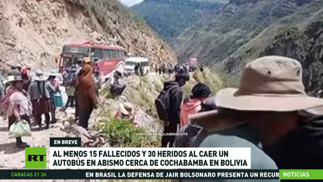 Al menos 15 muertos y 30 heridos al caer un autobús a un abismo en Bolivia