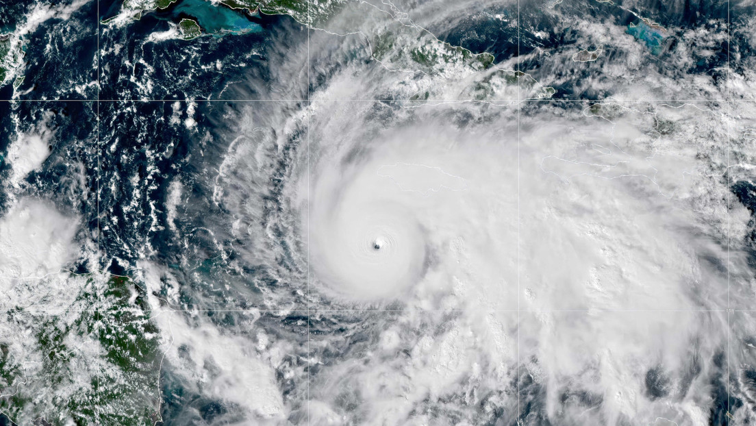 Ordenan evacuar varias islas turísticas en un país del Caribe ante al avance de Melissa