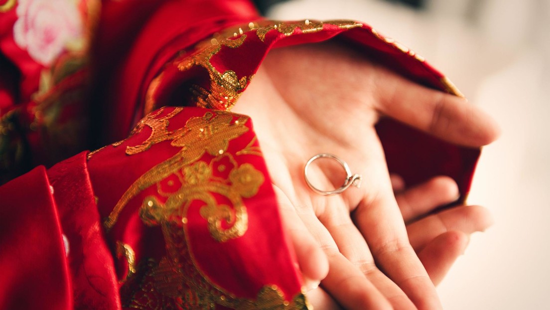 Acusa a su marido de infidelidad basándose en una adivina en línea y este la denuncia