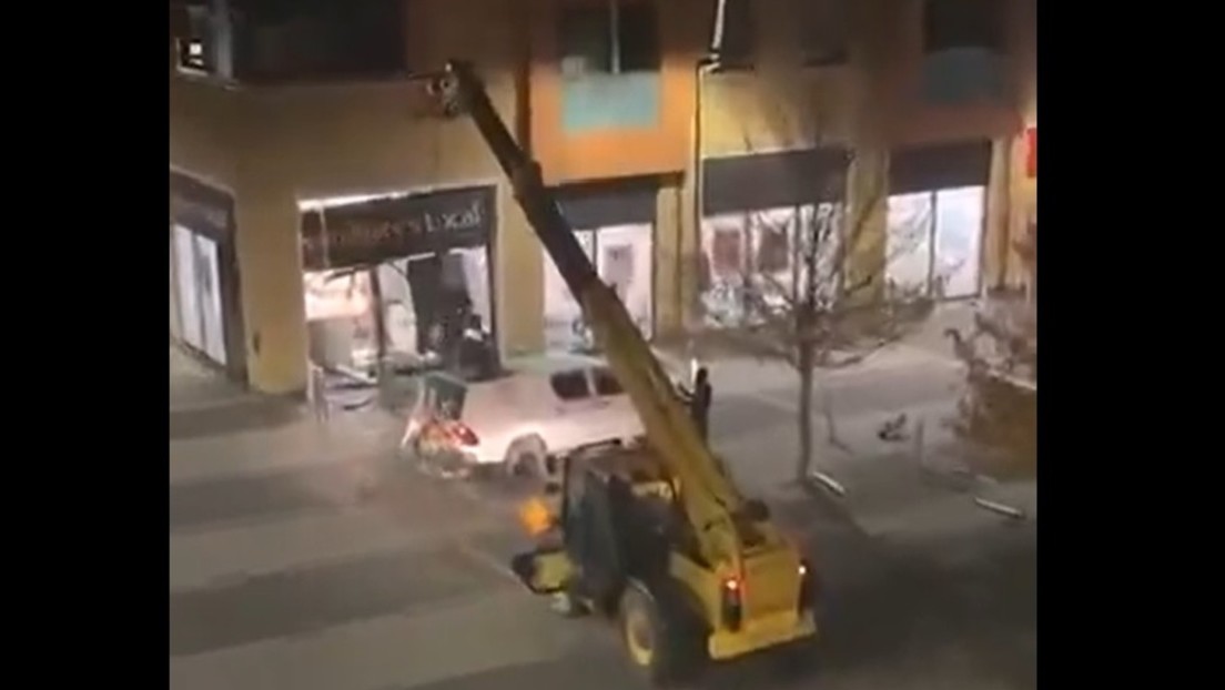 VIDEO: Ladrones utilizan una excavadora para llevarse un cajero automático