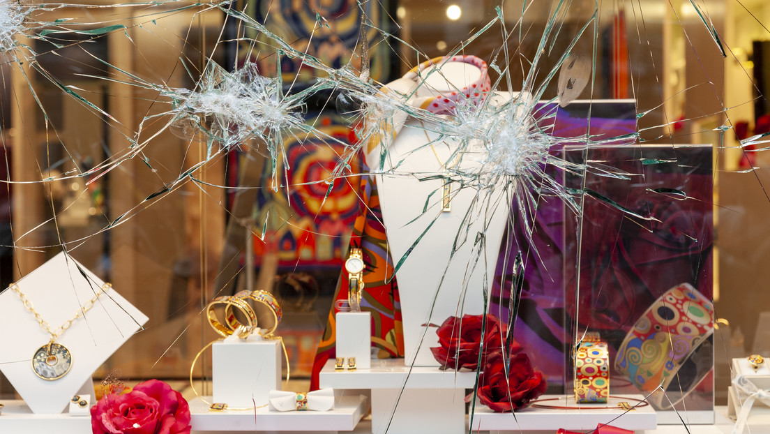 Bajo engaño, roban joyas por medio millón de euros a pareja de ancianos en Francia