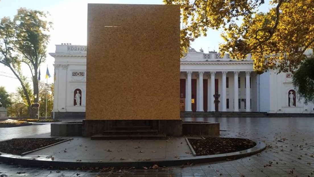 VIDEO: Tapan con maderas en Ucrania histórico monumento al 'padre' de la poesía rusa