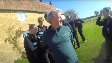 Policías arrestan a un pianista por mensajes en línea de acoso y hostigamiento que nunca envió