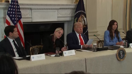 El momento en que Rubio entregó una nota misteriosa a Trump antes del anuncio de alto el fuego en Gaza