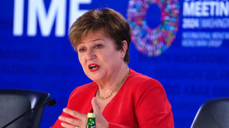 "Reducción de salarios y pensiones al 50%": La jefa del FMI defiende su 'receta' económica