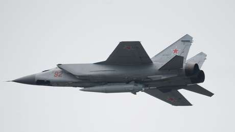 FOTO: El repostaje aéreo de un MiG-31 ruso con misil Kinzhal en plena misión de combate