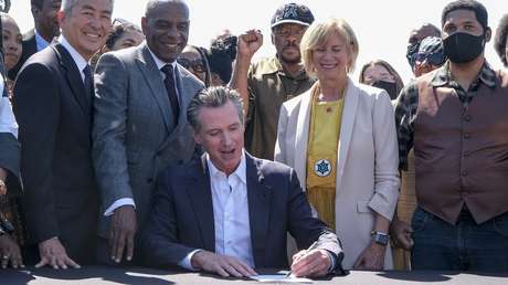 California funda una oficina para resarcir a descendientes de esclavos