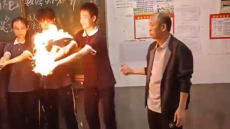 VIDEO: Experimento de profesor de Química hace 'arder' las redes (y las manos de sus estudiantes)