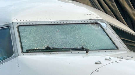 "Un poco alto para un pájaro": las teorías detrás del misterioso impacto de un Boeing en pleno vuelo