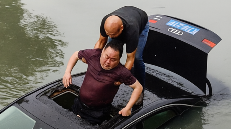 Héroe chino salva a una persona de hundirse en su auto (VIDEO)