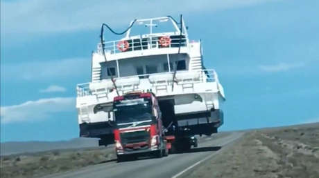 VIDEO: van por la carretera y casi chocan con un enorme barco