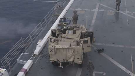 VIDEO: Marines de EE.UU. entrenan con fuego real en un buque de guerra enviado al Caribe