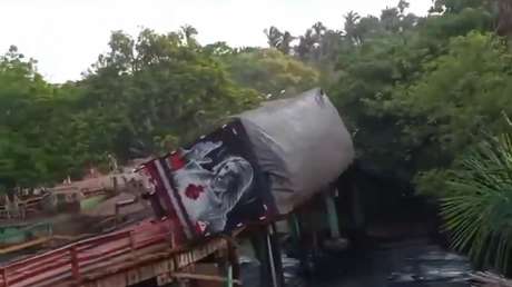 VIDEO: Momento en que un puente se derrumba durante el paso de un camión de carga