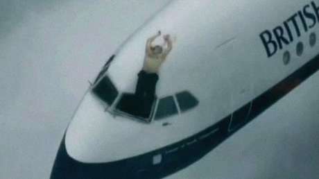 El piloto que terminó en el parabrisas en pleno vuelo y vivió para contarlo