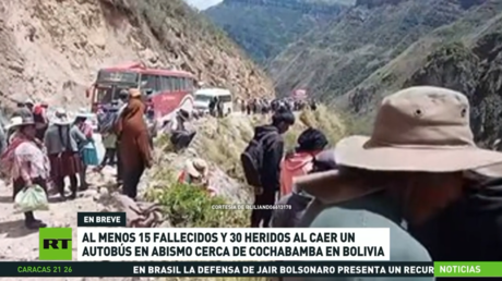 Al menos 15 muertos y 30 heridos al caer un autobús a un abismo en Bolivia