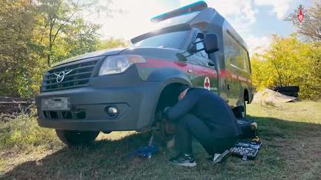 VIDEO: Militares rusos convierten un camión en un 'taller sobre ruedas' en la zona de combates