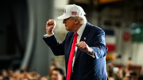 VIDEO: Trump realiza su icónico baile para las tropas de EE.UU. en Japón