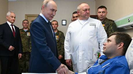 Putin visita a soldados heridos en un hospital militar