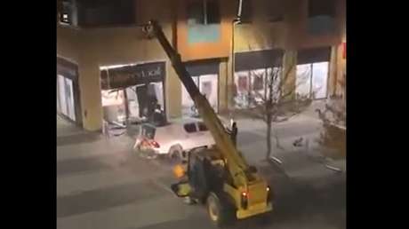 VIDEO: Ladrones utilizan una excavadora para llevarse un cajero automático