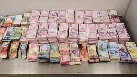 VIDEO: Hombre con un 'mix de divisas' de contrabando intenta escapar en un aeropuerto