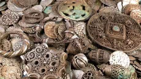 Busca lombrices para pescar y desentierra uno de los mayores tesoros de su país