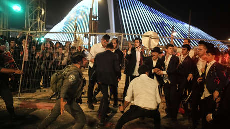 Miles de judíos ultraortodoxos vestidos de negro protestan en Jerusalén