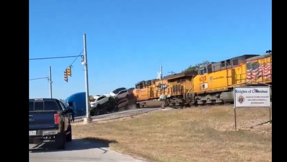 VIDEO IMPACTANTE: Tren embiste a toda velocidad un camión repleto de coches