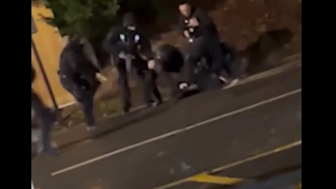 VIDEO: La inquietante demanda del sospechoso del apuñalamiento masivo en un tren a Londres al ser arrestado