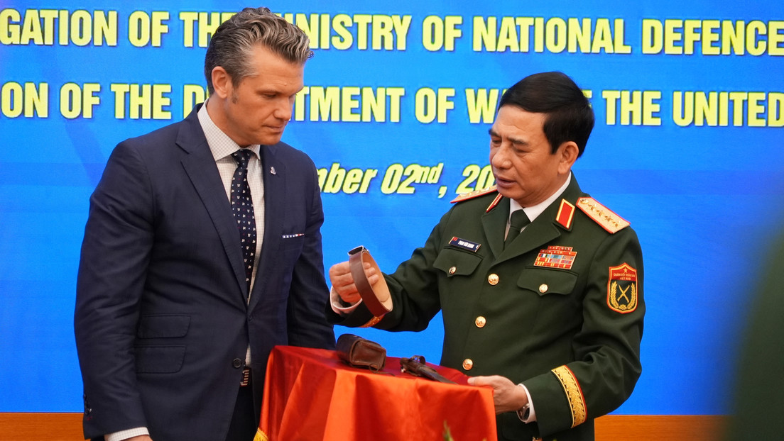 El jefe del Pentágono devuelve a Vietnam objetos robados por soldados estadounidenses
