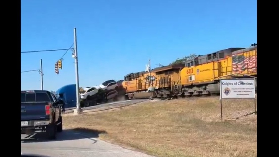 VIDEO IMPACTANTE: Tren embiste a toda velocidad un camión repleto de coches