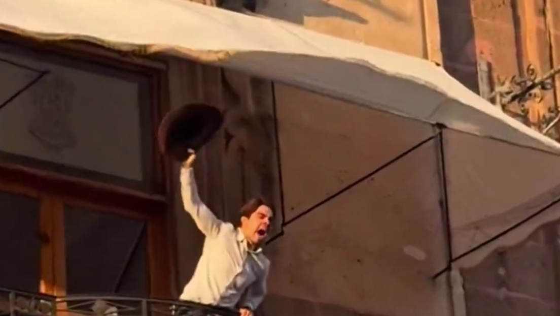 Manifestantes toman violentamente palacio de Gobierno tras el asesinato de alcalde en México (VIDEOS)