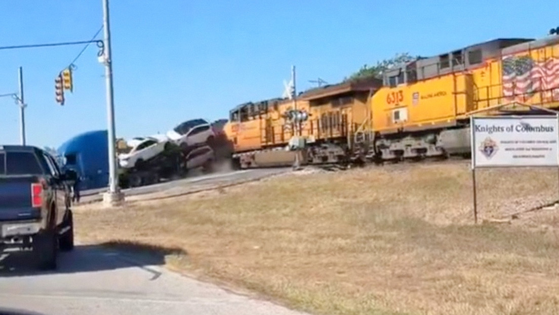 VIDEO IMPACTANTE: Tren embiste a toda velocidad un camión repleto de coches