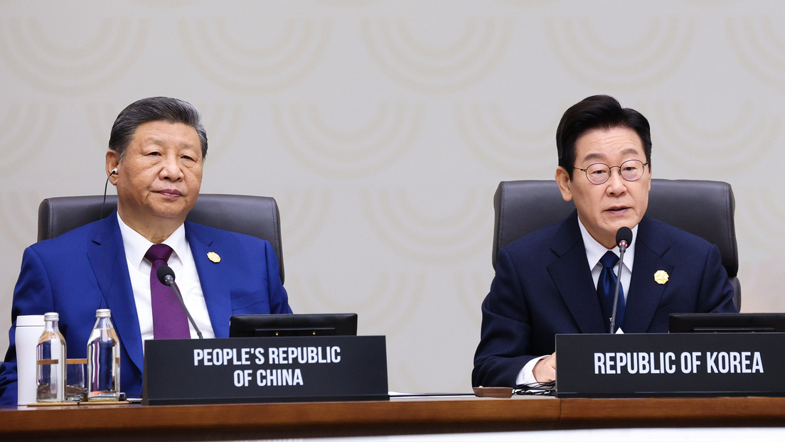 "Una puerta trasera": Xi regala un 'smartphone' al presidente de Corea del Sur y le reta en broma