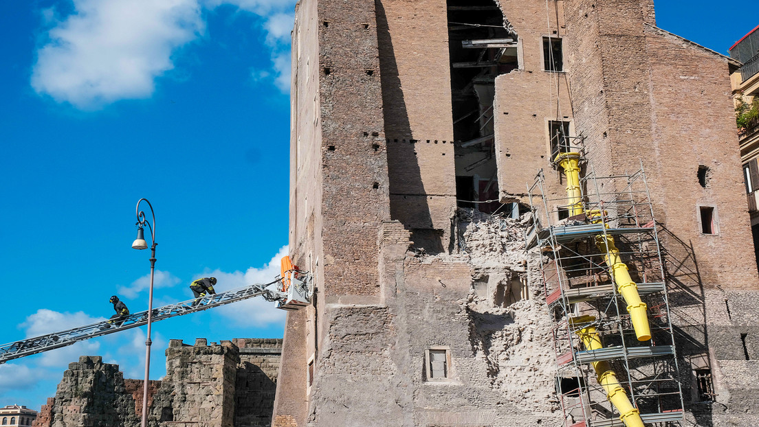 Muere trabajador tras pasar 11 horas atrapado bajo los escombros de torre medieval en Roma