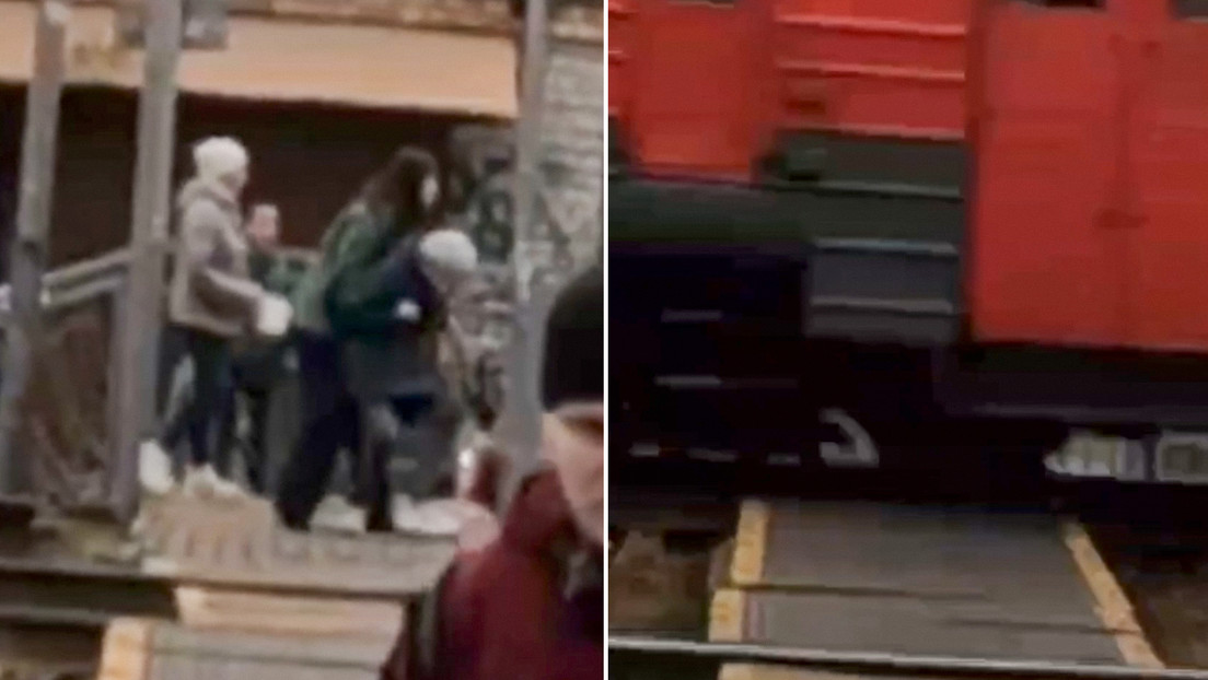 Joven rusa salva en el último segundo a una anciana de un accidente fatal  (VIDEO)