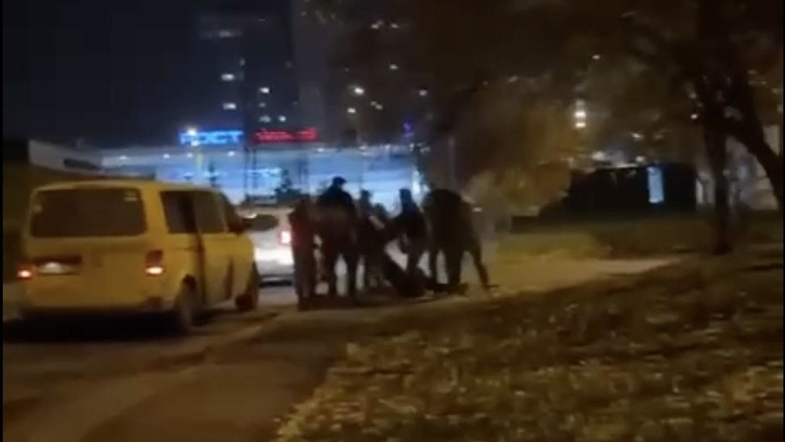 VIDEO: Reclutadores meten a un ucraniano en camión