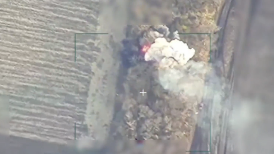 El camuflaje no ayudó: drones rusos rastrean y queman un tanque ucraniano