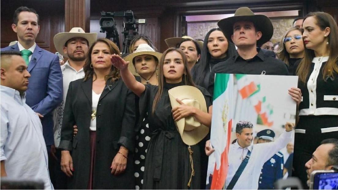 "¡Jamás lo callarán!": la viuda del alcalde asesinado en México asume su cargo con "el corazón destrozado"