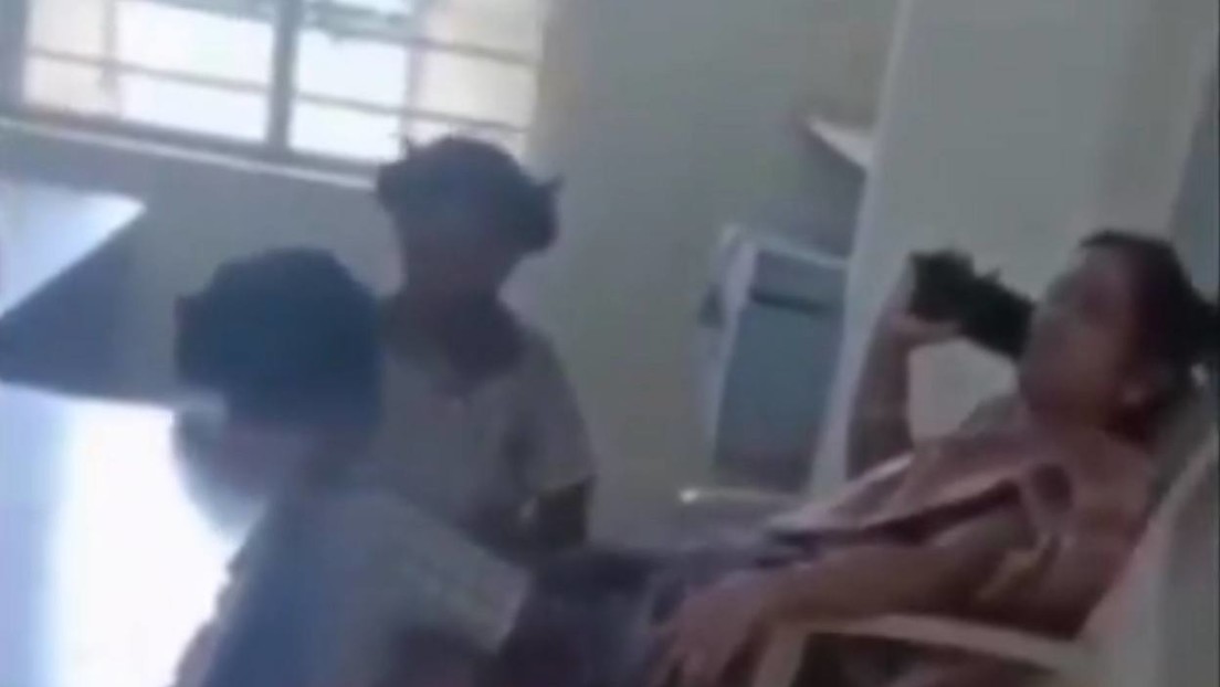 VIDEO: Maestra obliga a sus alumnos a masajearle los pies