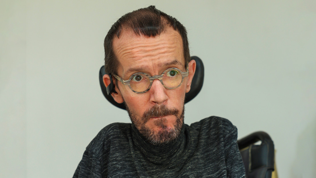 Miembro de Podemos responde a un 'streamer' con un video de IA en el que aparece atropellando gente con su silla de ruedas