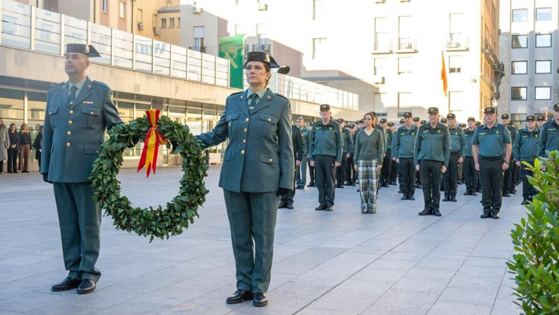 "Parece que va en pijama": polémica por atuendo de directora de la Guardia Civil española en acto conmemorativo