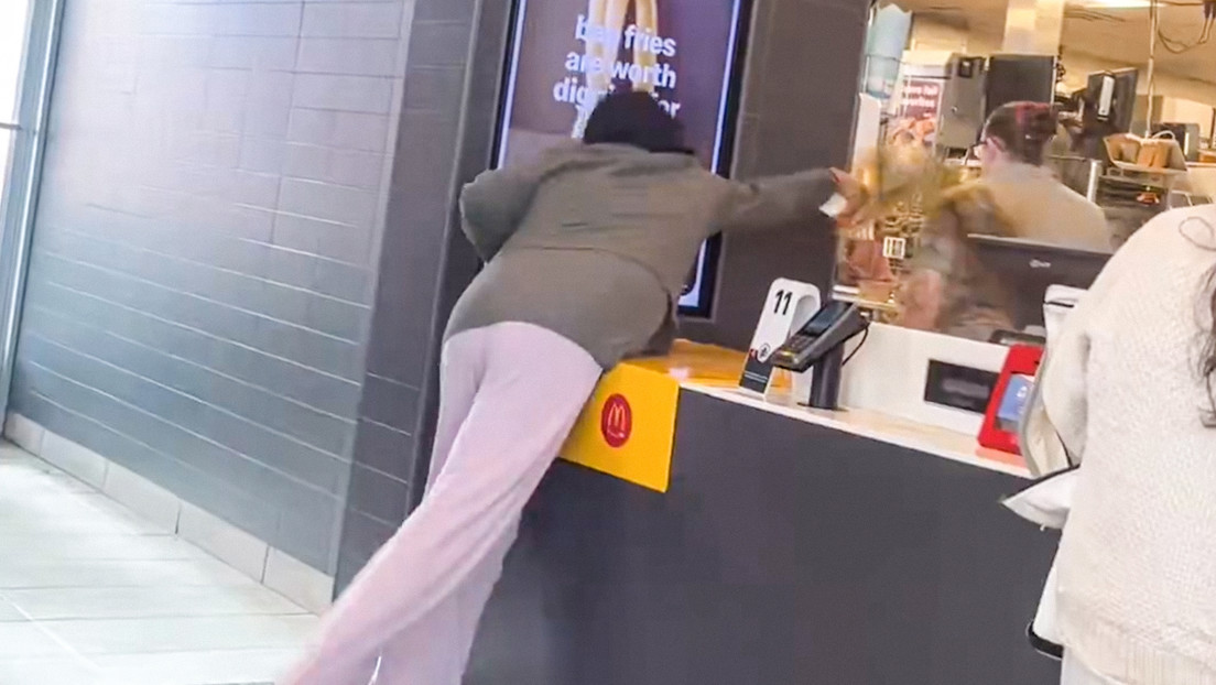VIDEO: Mujer arroja café hirviendo a gerente de un local de McDonald's
