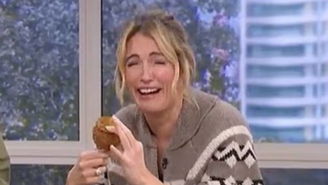 Presentadora de TV prueba postre y termina rompiéndose un diente en vivo (VIDEO)