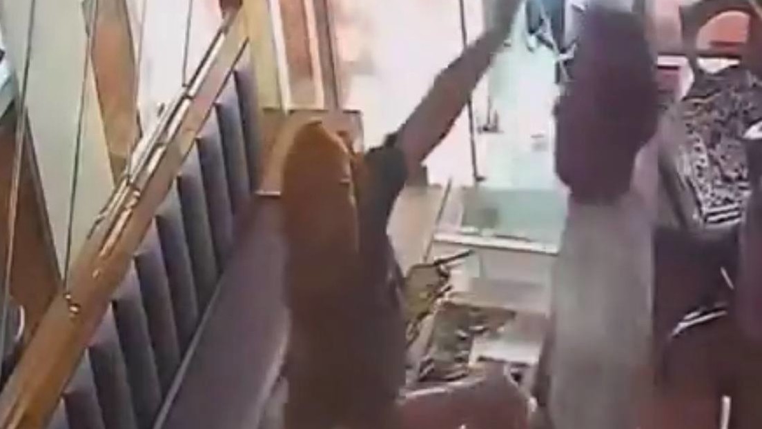 Intenta robar usando especias picantes y recibe un 'condimentado' revés (FUERTE VIDEO)