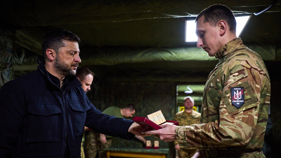 "¿Qué creen que llevan?": Zajárova expone los numerosos símbolos nazis usados por militares de Kiev